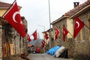 Her evde bir T&uuml;rk bayrağı dalgalanıyor!
