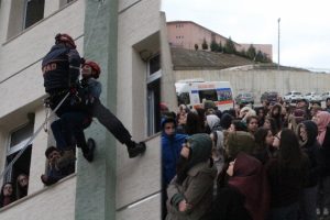 &Ouml;ğrenciler korku dolu g&ouml;zlerle izledi