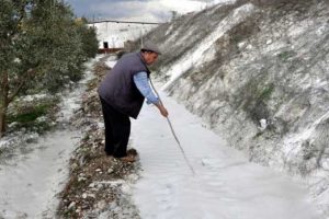 Kar yağdı sandı, hayatının şokunu yaşadı!