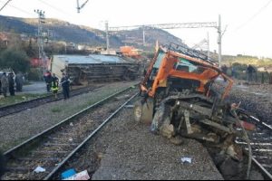 Adana'da tren kamyona &ccedil;arptı: 3 &ouml;l&uuml;
