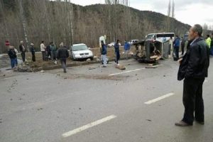 İki otomobil &ccedil;arpıştı: 3 yaralı