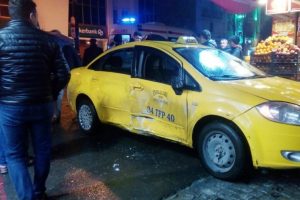 İstanbul'da tramvay taksiye &ccedil;arptı: 4 yaralı