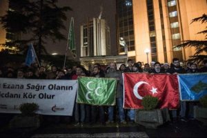 İsrail Konsolosluğu &ouml;n&uuml;nde ezan protestosu