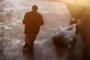Camiden yardım i&ccedil;in toplanan eşyaları &ccedil;aldılar