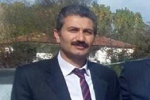 Okul m&uuml;d&uuml;r&uuml; aracında &ouml;l&uuml; bulundu