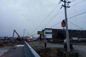 Bursa'da  İneg&ouml;l'de kontrolden &ccedil;ıkan TIR elektrik direğine &ccedil;arptı