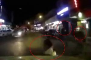Para i&ccedil;in &ccedil;ocuklarını ara&ccedil;ların &ouml;n&uuml;ne atıyorlar!
