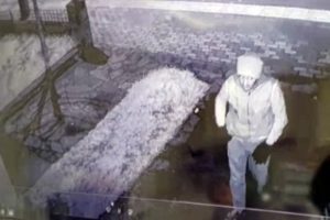 Bursa'da sadaka kutusunu &ccedil;alan hırsız kameraya yakalandı
