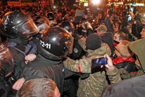 Ukrayna'da milletvekilleriyle polisler birbirine girdi