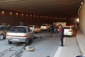 &Uuml;&ccedil; ara&ccedil; birbirine girdi 1 kişi yaralandı