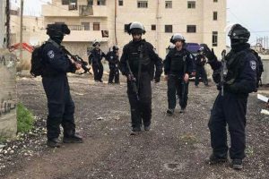 İsrail askerleri 36 Filistinliyi g&ouml;zaltına aldı