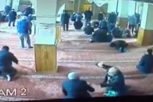 Konya'da yardım kutusunu &ccedil;almak istedi, cemaatten dayak yedi