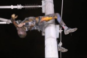 Elektrik direğine &ccedil;ıkan bir kişi yanarak &ouml;ld&uuml;