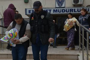 Bursa'da uyuşturucu taciri 20 g&uuml;nl&uuml;k bebeğiyle g&ouml;zaltına alındı