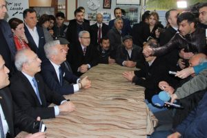Kılı&ccedil;daroğlu'na kahvede "Cem &Ouml;zdemir" tepkisi