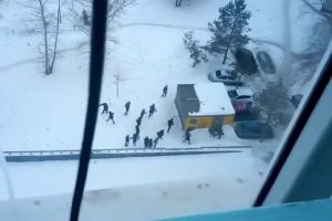 Kavga etmek &uuml;zere olan gen&ccedil;leri polis sireniyle dağıttı