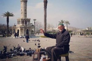 İzmir'de zabıtanın yemlerini d&ouml;kt&uuml;ğ&uuml; kuş&ccedil;u amca konuştu