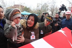 Kayseri'de şehit eşinin feryadı y&uuml;rek dağladı