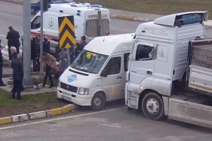 &Ouml;ğretmenleri taşıyan servis tırla &ccedil;arpıştı: 15 yaralı