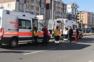 &Ccedil;ocuğuyla otob&uuml;s&uuml;n altında can verdi!
