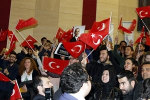 Bakan &Ccedil;avuşoğlu'na &uuml;niversitede b&uuml;y&uuml;k s&uuml;rpriz yapıldı