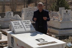 Hollanda'nın T&uuml;rk gence işkencesi mezar taşında