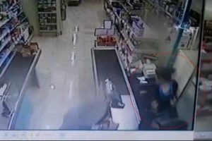 Kasiyeri etkisiz hale getirip marketi b&ouml;yle soydular
