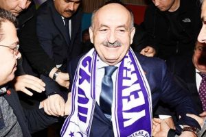 M&uuml;ezzinoğlu: "Adında 'halk' olan parti halkla y&uuml;r&uuml;yemiyor"