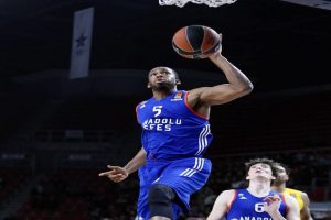 Anadolu Efes'ten kritik galibiyet