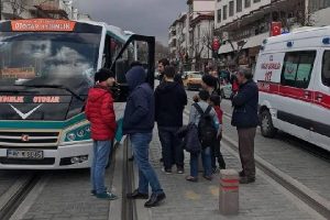 Minib&uuml;s&uuml;n &ccedil;arptığı yaya &ouml;ld&uuml;