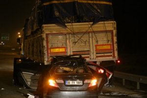 TEM'de feci kaza! &Ouml;l&uuml; ve yaralılar var