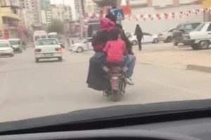2 kişilik elektrikli bisiklette 6 kişi!