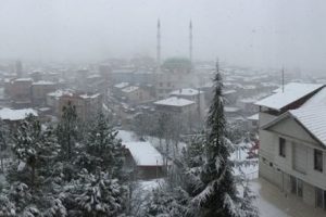 Bursa'nın B&uuml;y&uuml;korhan il&ccedil;esi beyaza b&uuml;r&uuml;nd&uuml;!