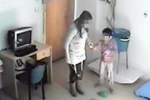 Otizimli &ouml;ğrenciye dayak atan &ouml;ğretmene ceza