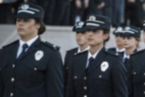 İsteyen kadın polise yılda iki baş&ouml;rt&uuml;s&uuml;