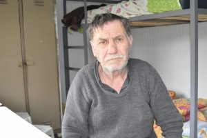 Bursa'da sokaklarda yatan yaşlı adam, 40 yıldır g&ouml;rmediği kızını arıyor