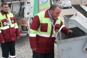 Elazığ'da &ccedil;&ouml;pten el bombası &ccedil;ıktı!