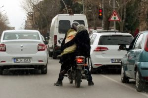 Kundaktaki bebeğin tehlikeli yolculuğu
