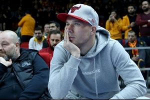 Podolski'den anlamlı hareket!