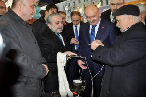 M&uuml;ezzinoğlu, Bursa'da vatandaşlardan sigarayı bırakmaları i&ccedil;in yazılı belge aldı