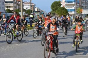 Deniz Zaferi ve şehitler i&ccedil;in pedal &ccedil;evirdiler