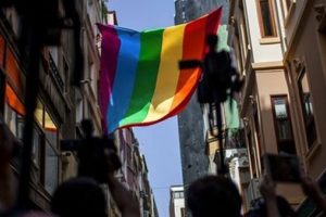 LGBTİ y&ouml;neticisi g&ouml;zaltına alındı