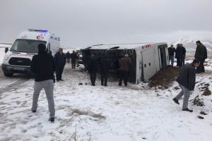 Sivas'ta cenaze d&ouml;n&uuml;ş&uuml; kaza: 2 &ouml;l&uuml;, 5 yaralı