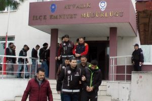 19 g&ouml;&ccedil;men ile 12 organizat&ouml;r yakalandı