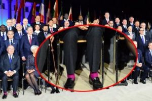 Fransız Bakan'ın eflatun &ccedil;orapları olay oldu