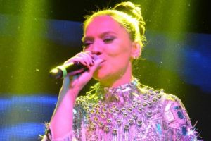 Demet Akalın Bursa'da konser verdi
