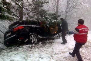 Bursa'da karda kayan jeep ağaca &ccedil;arparak u&ccedil;uruma yuvarlanmaktan kurtuldu