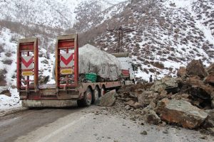 Hakkari'de yola kaya par&ccedil;aları d&uuml;şt&uuml;