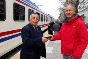 Trende bulduğu c&uuml;zdanı sosyal medyada sahibine ulaştırdı