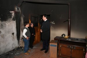 Bursa'da evi yanan aileye belediye sahip &ccedil;ıktı
